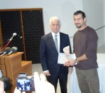 Mustafa Müezzinoglu receives his award